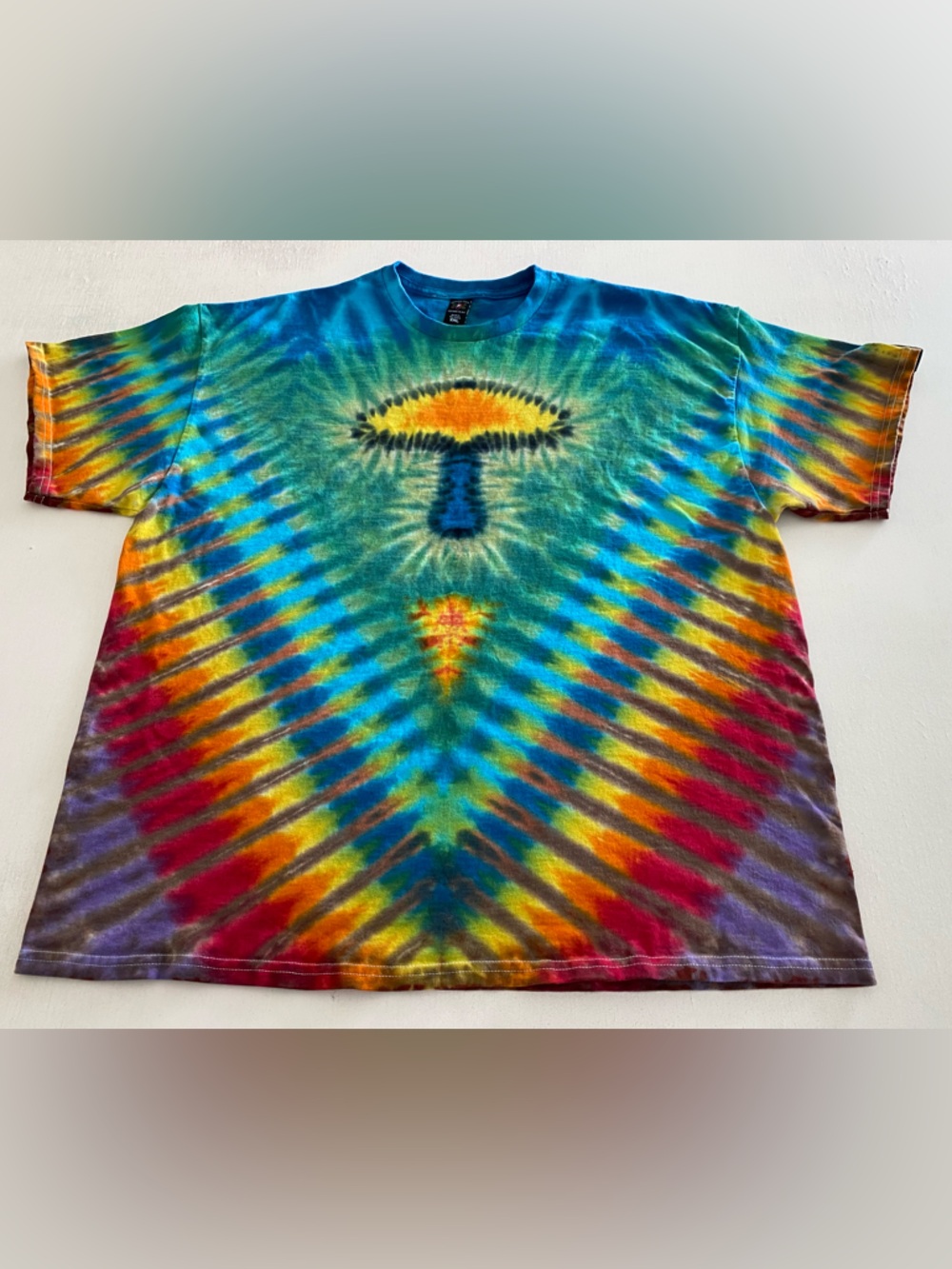 T-shirt handmade Tie-Dye 100 % whit mushroom design Rainbow Short Sleeve Tee